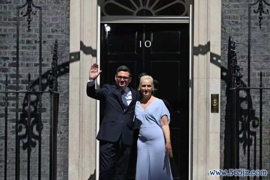 7月20日，伯纳姆与妻子Marie-France van Heel在唐宁街10号外